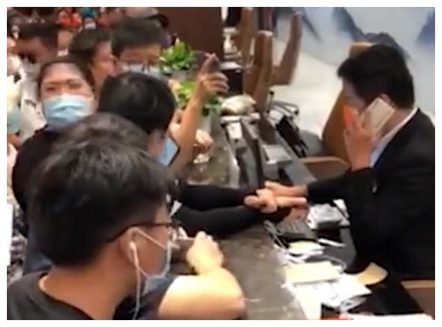 陕西一景区售票处被“挤爆”，只有一个售票员，游客反应让人无奈休闲区蓝鸢梦想 - Www.slyday.coM