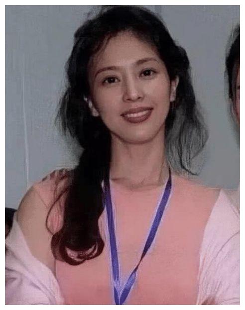 刘亦菲妈妈有多好看早年与舒畅合照曝光网友眼神直接忽略舒畅