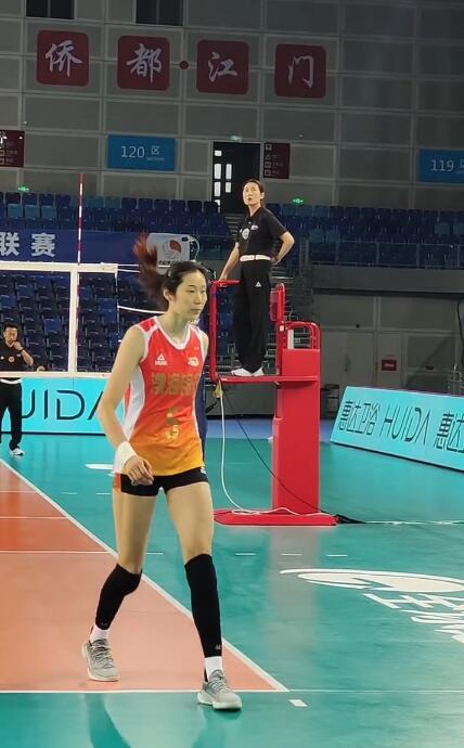 李盈莹脚踝不适休战!朱婷率队完胜,发球前向球童致谢超有礼貌