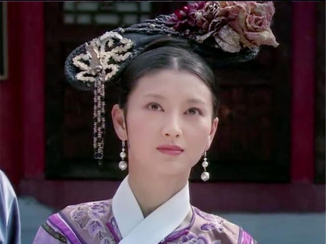 甄嬛传:各妃嫔旗头,华妃华丽,甄嬛精致,为何只有眉庄是歪的?