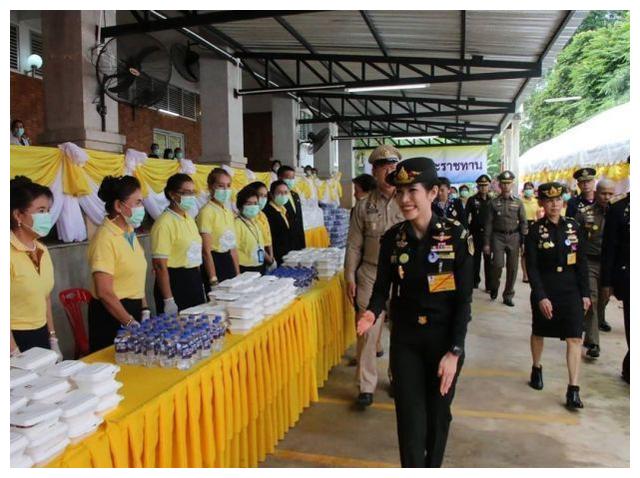 泰国诗妮娜军装亮相,行军礼英姿飒爽,无人跪拜贵妃身份不被认可