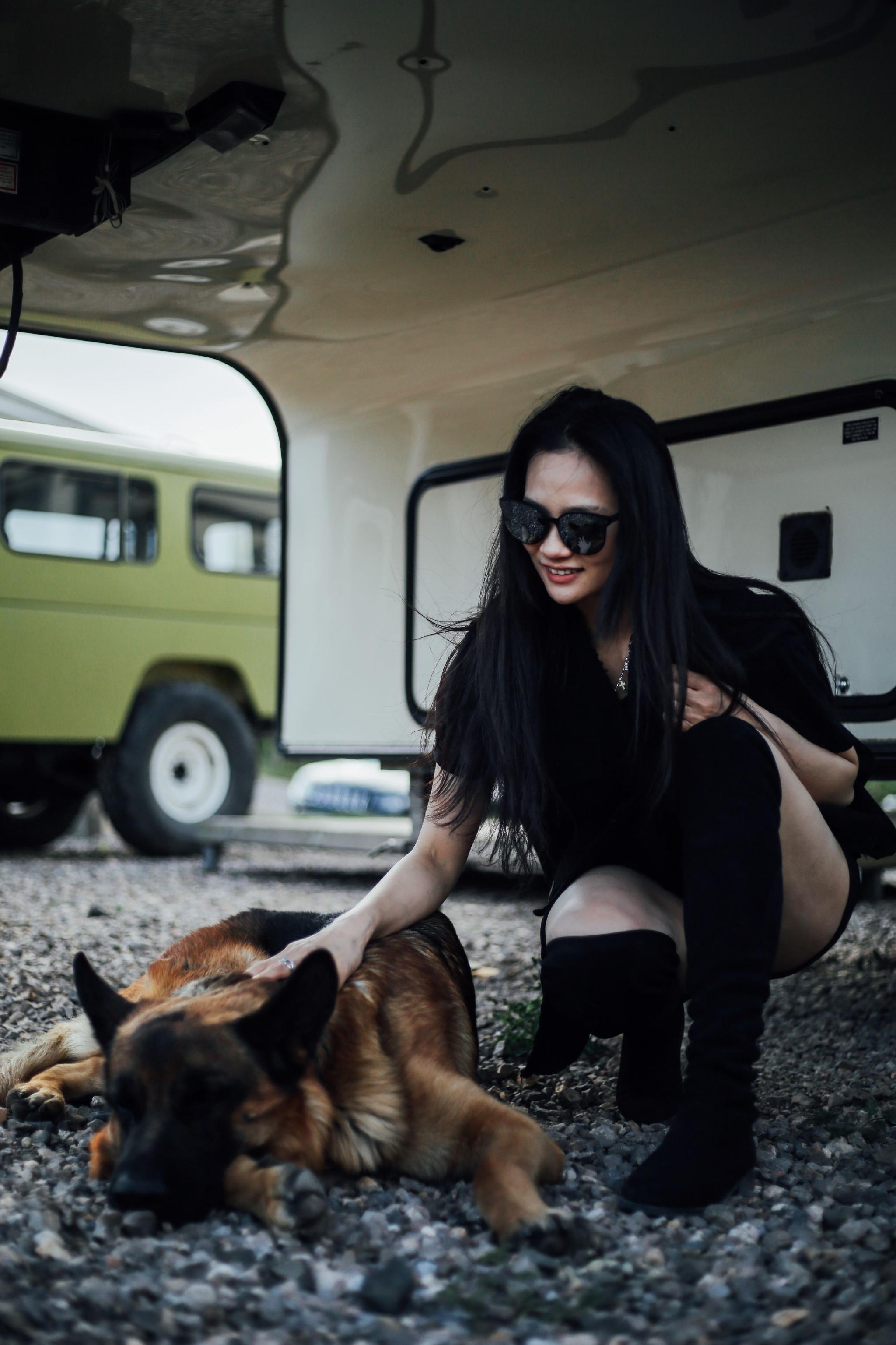 覃文静春游造型酷飒性感笑容洋溢追求自在