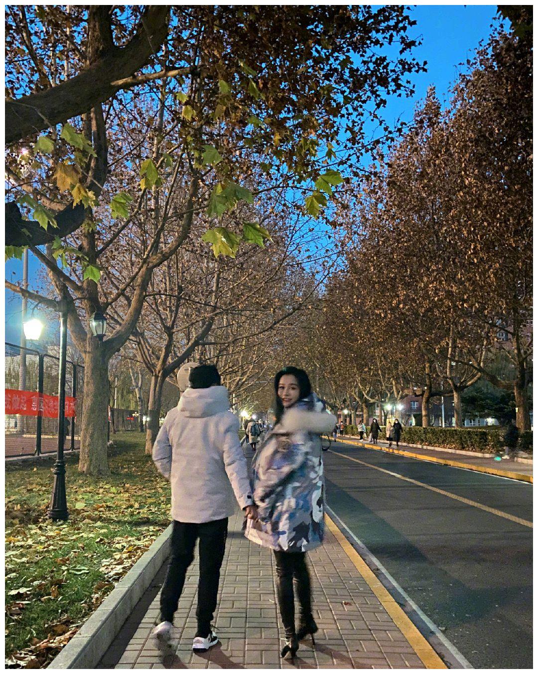 邹市明和冉莹颖牵手回母校,女方穿十公分高跟,笑脸太假被指修图