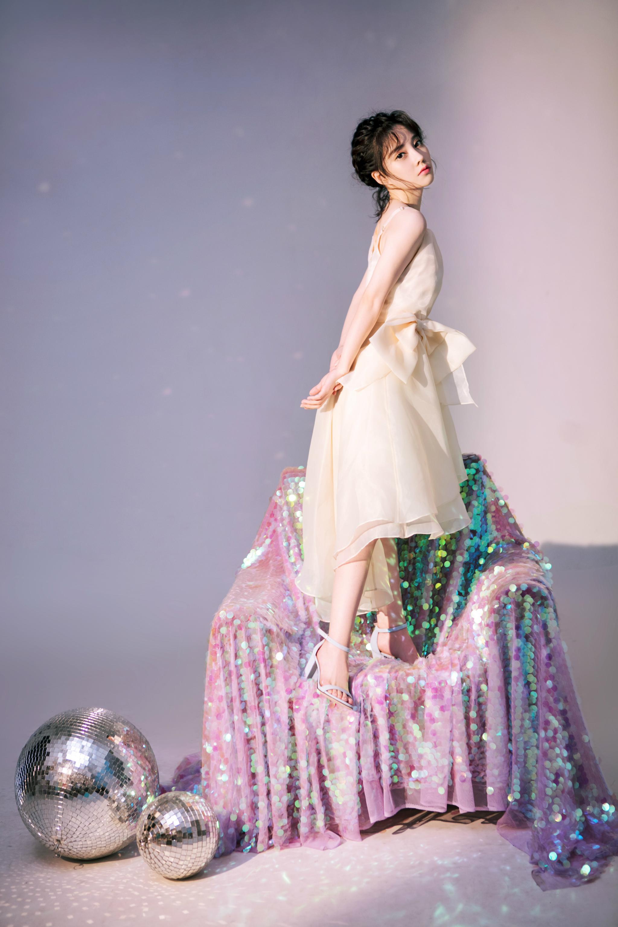 冯提莫做客《宅家点歌台》 治愈系歌声传递乐观能量