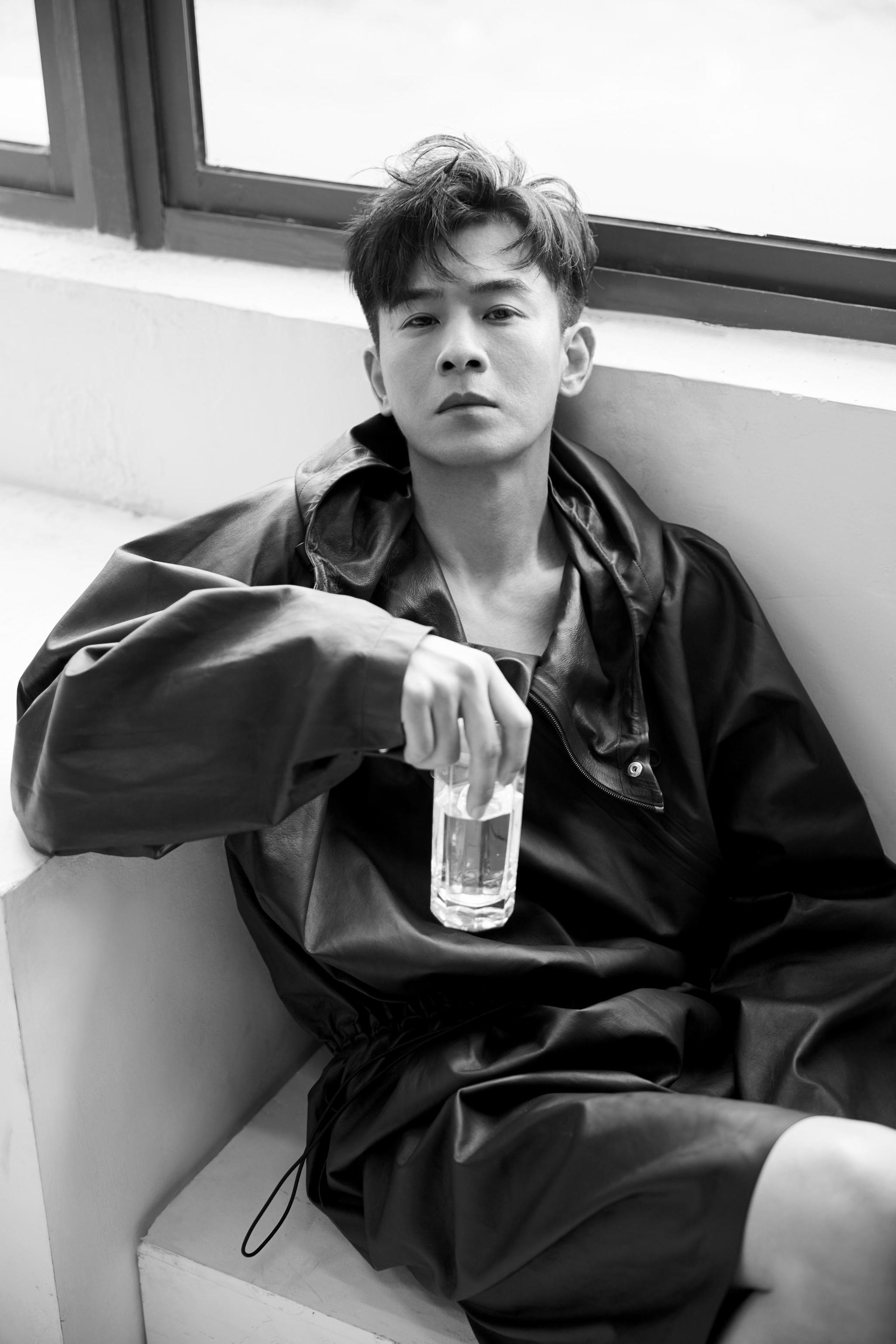 完美呈现出乔振宇身上潇洒自在和成熟相融合的个人特质