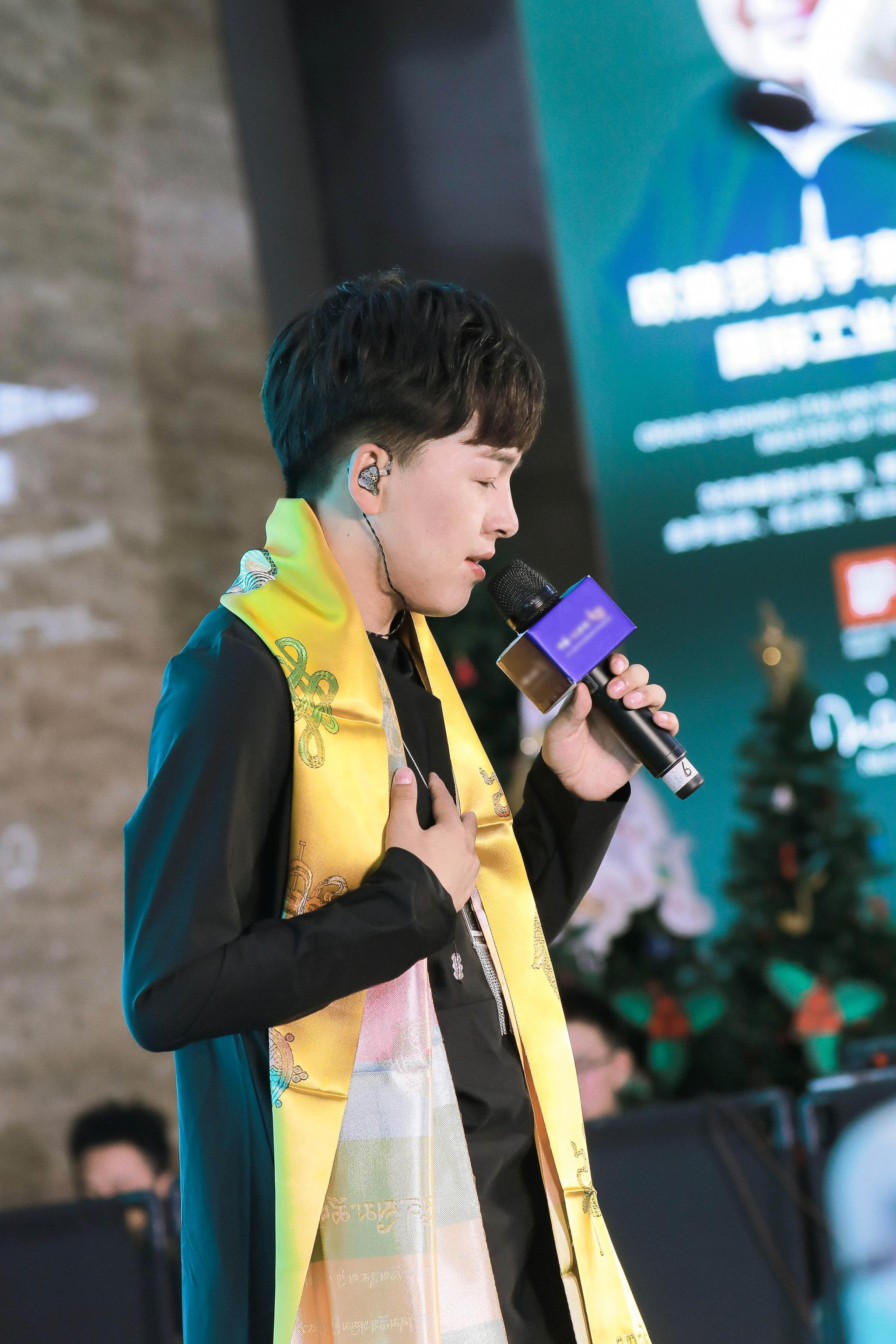 旦增尼玛助阵中国好声音武汉海选开场演唱三首歌曲