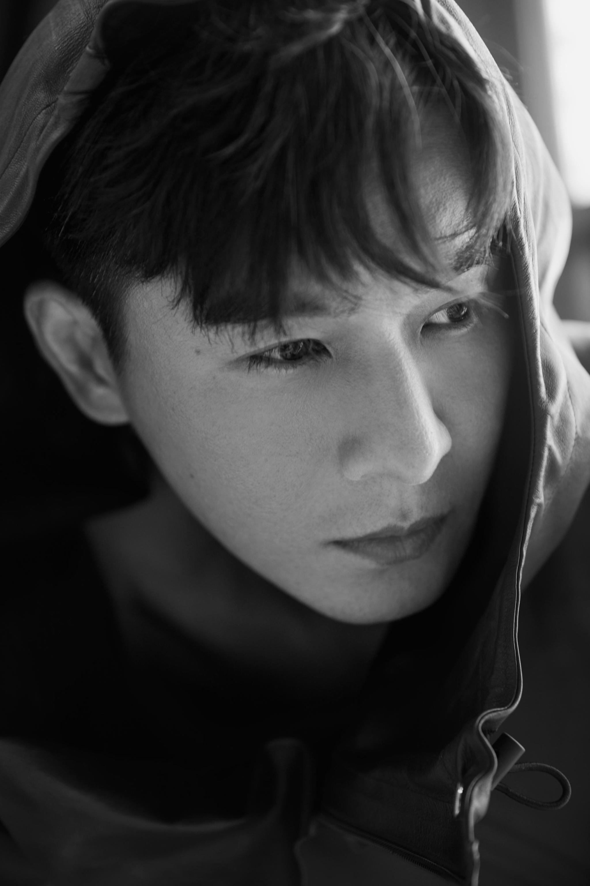 完美呈现出乔振宇身上潇洒自在和成熟相融合的个人特质