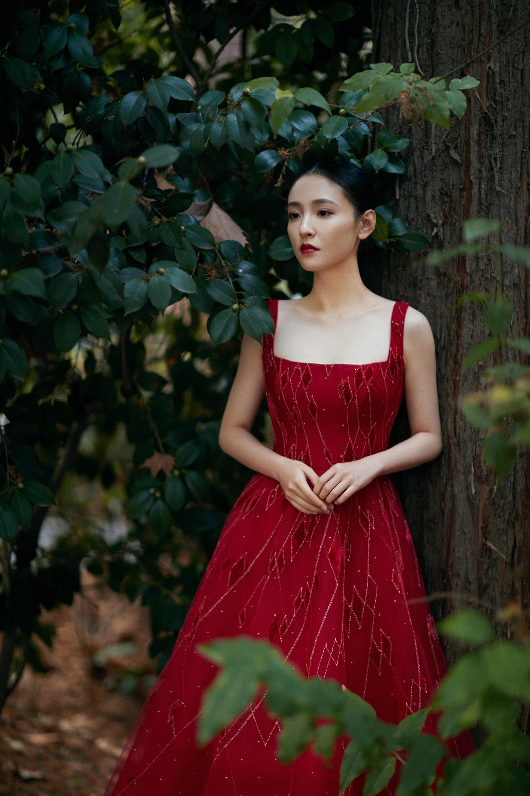 吴倩理想照耀中国赤诚献唱凭演技获殊荣备受肯定