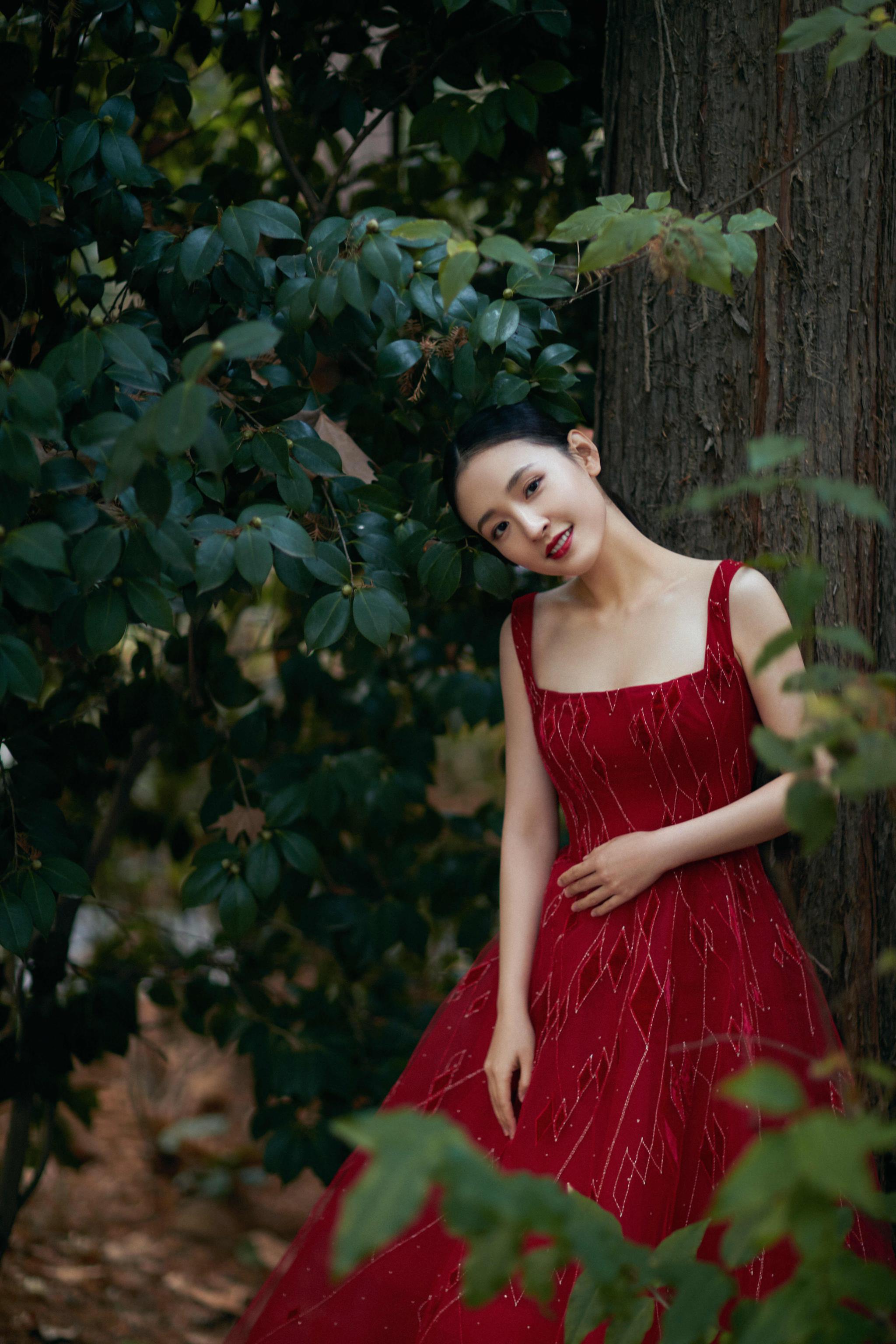 吴倩理想照耀中国赤诚献唱凭演技获殊荣备受肯定