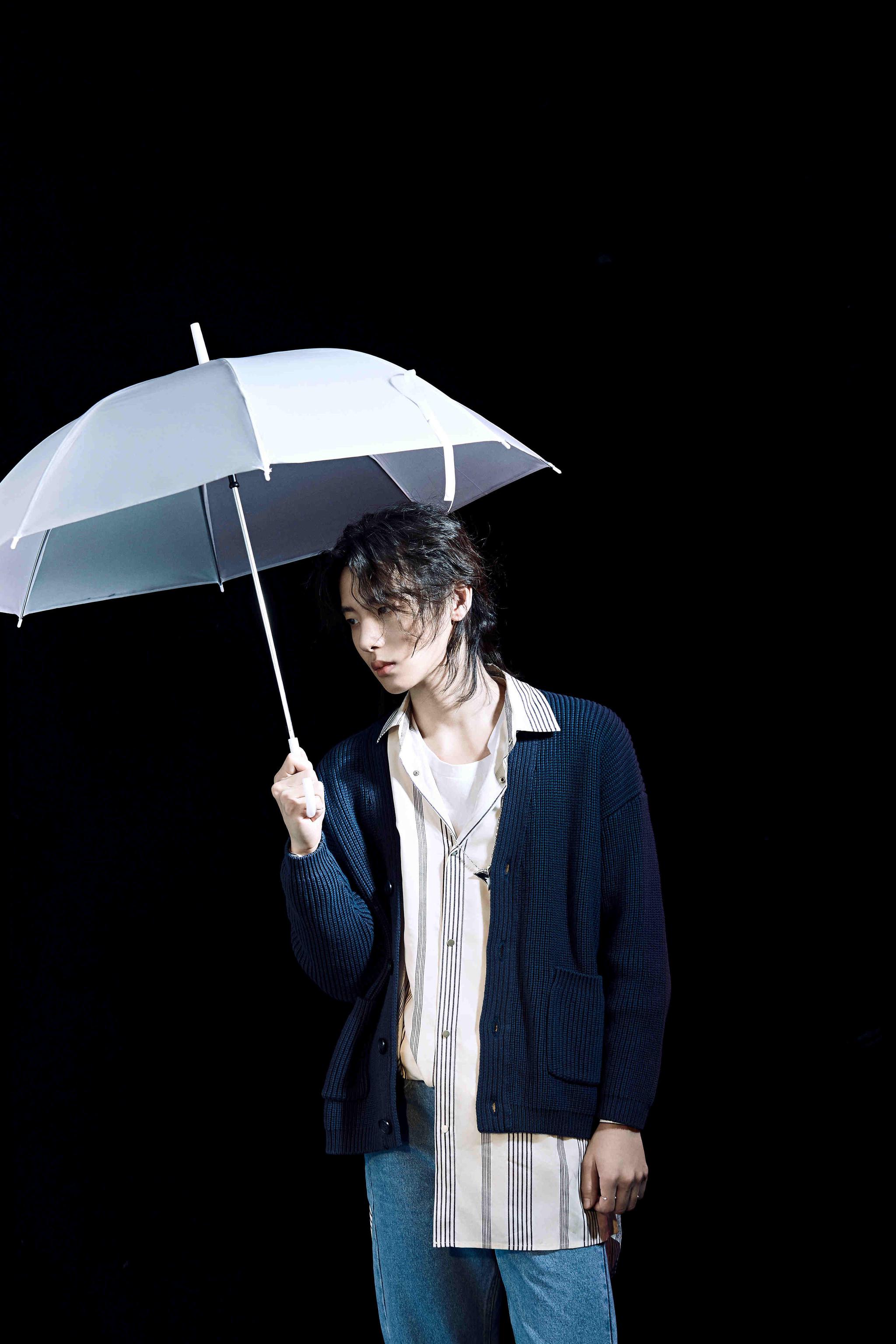 意境绝了!阿煜春雨撑伞大片释出气质文艺