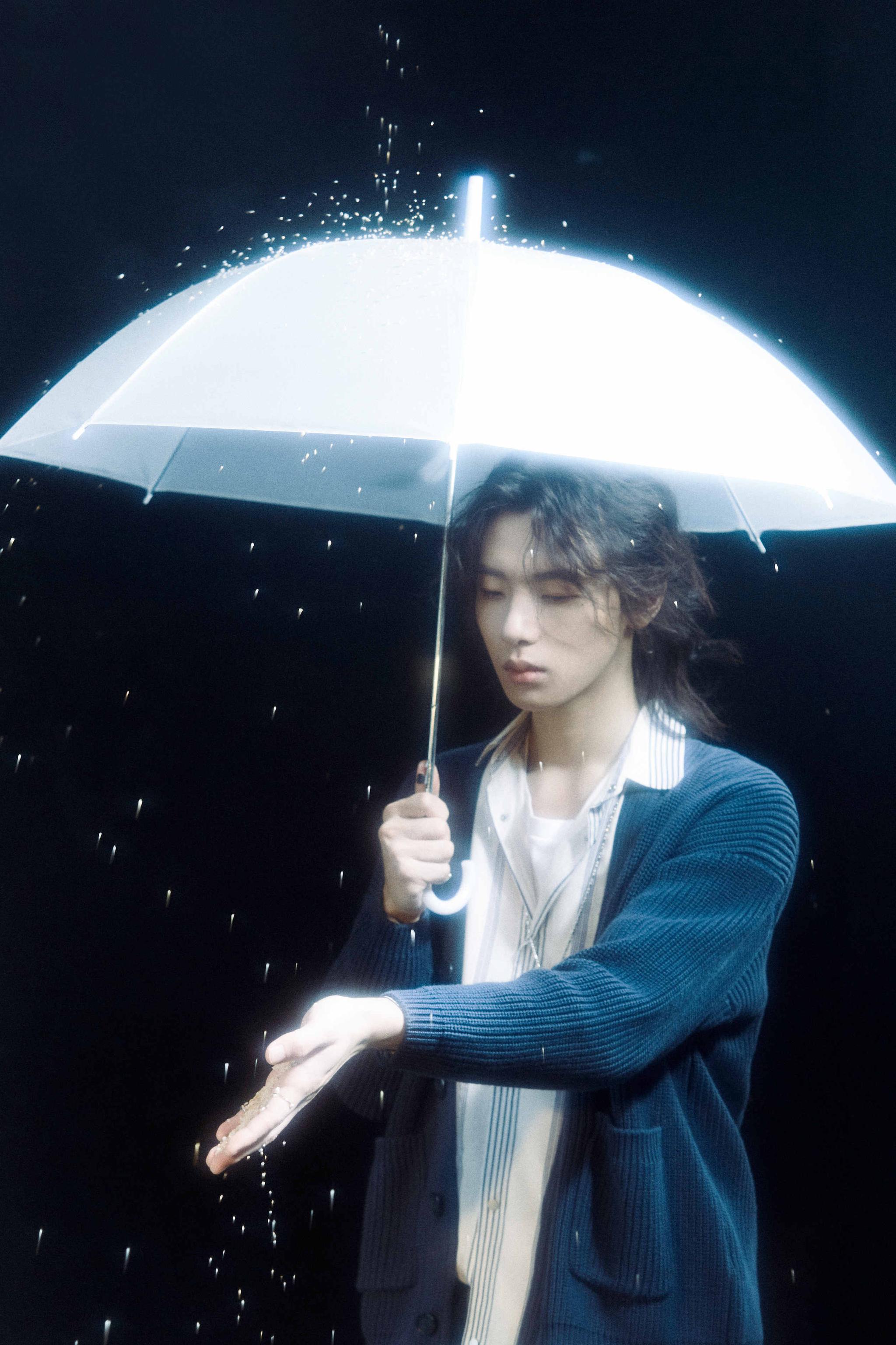 意境绝了!阿煜春雨撑伞大片释出气质文艺