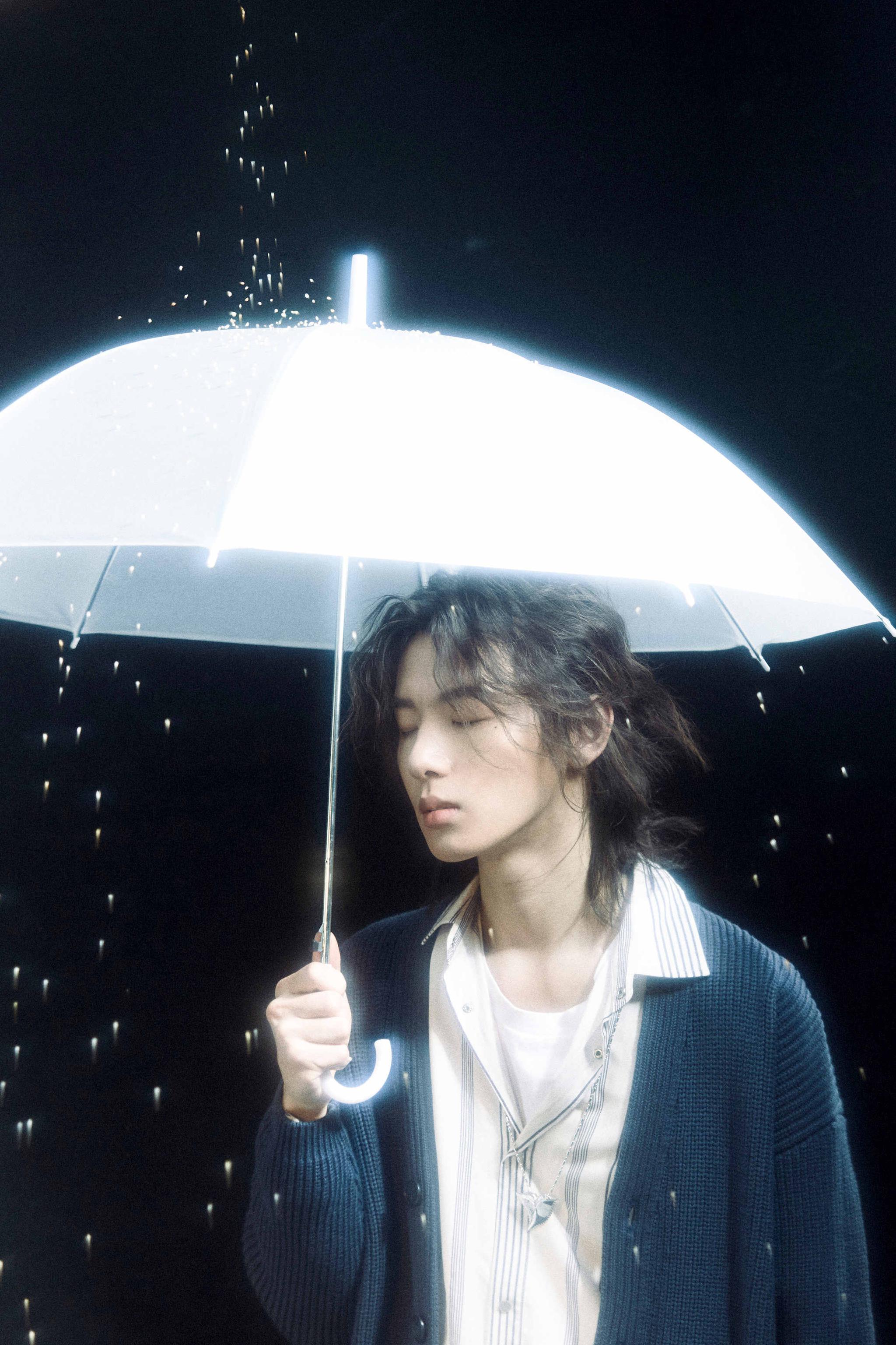 日前,青春有你3 热门选手阿煜的一组春雨大片释出,打着雨伞的阿 