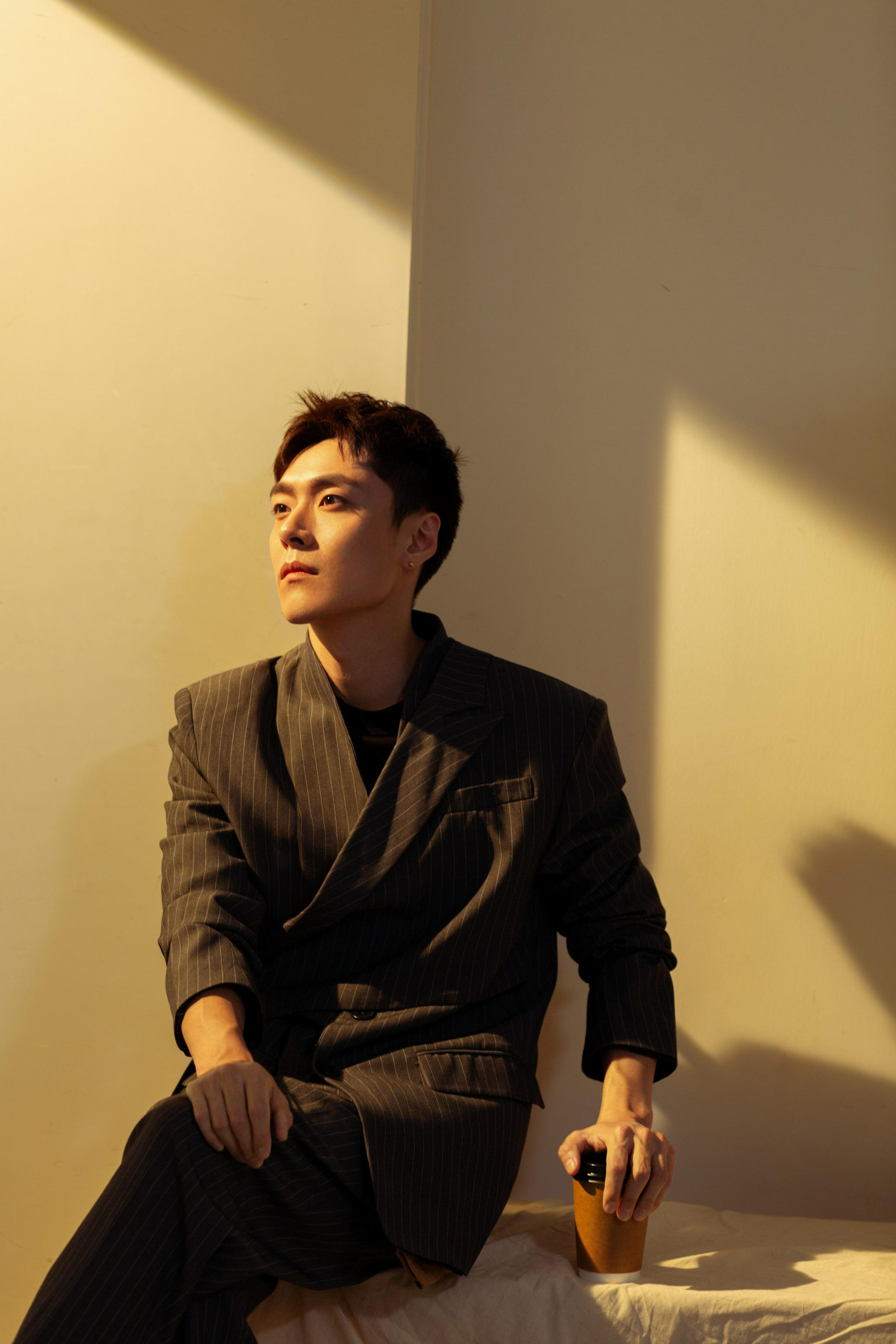 午后斜阳光影醉人匡牧野深灰色条纹西装写真释出