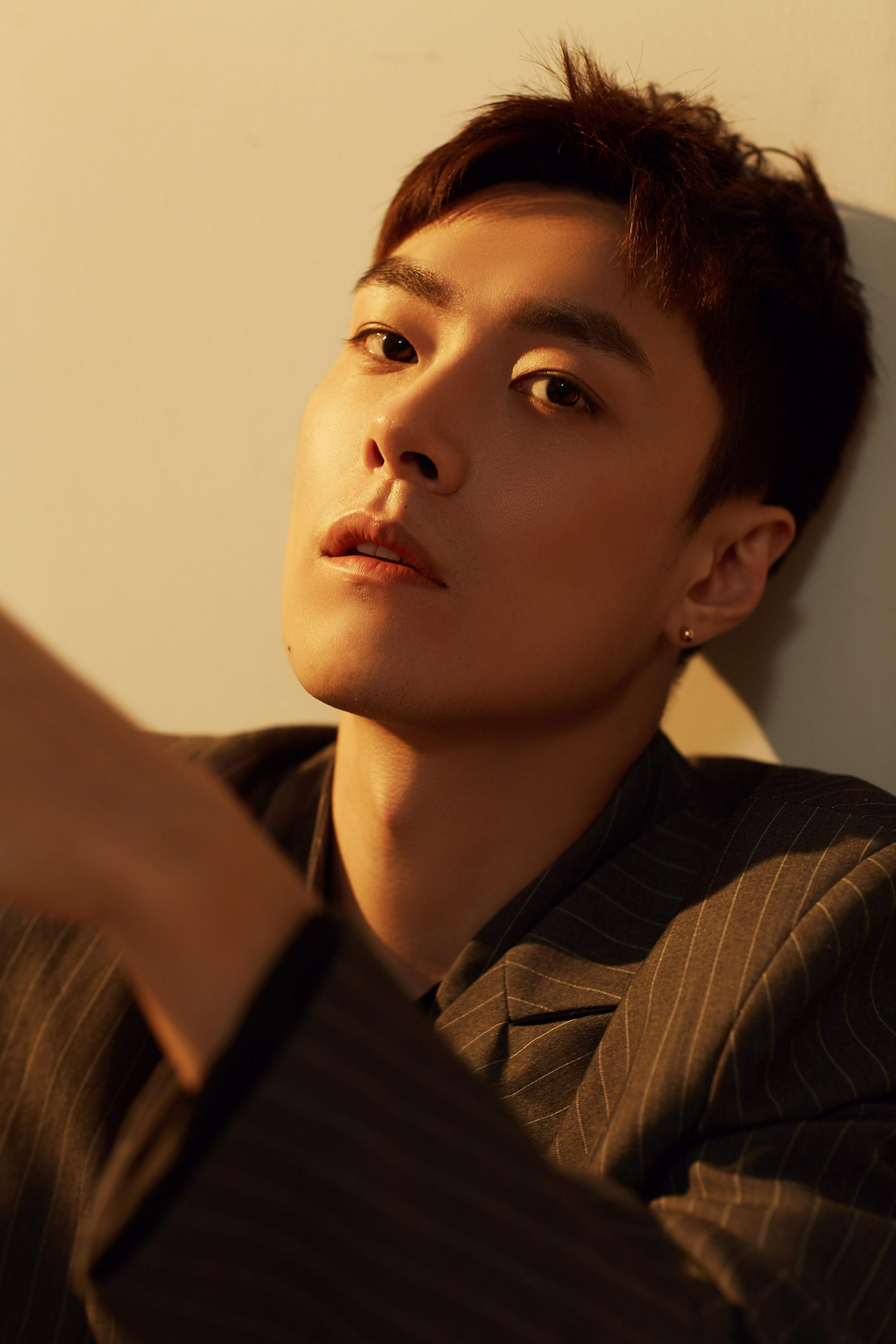 午后斜阳光影醉人匡牧野深灰色条纹西装写真释出