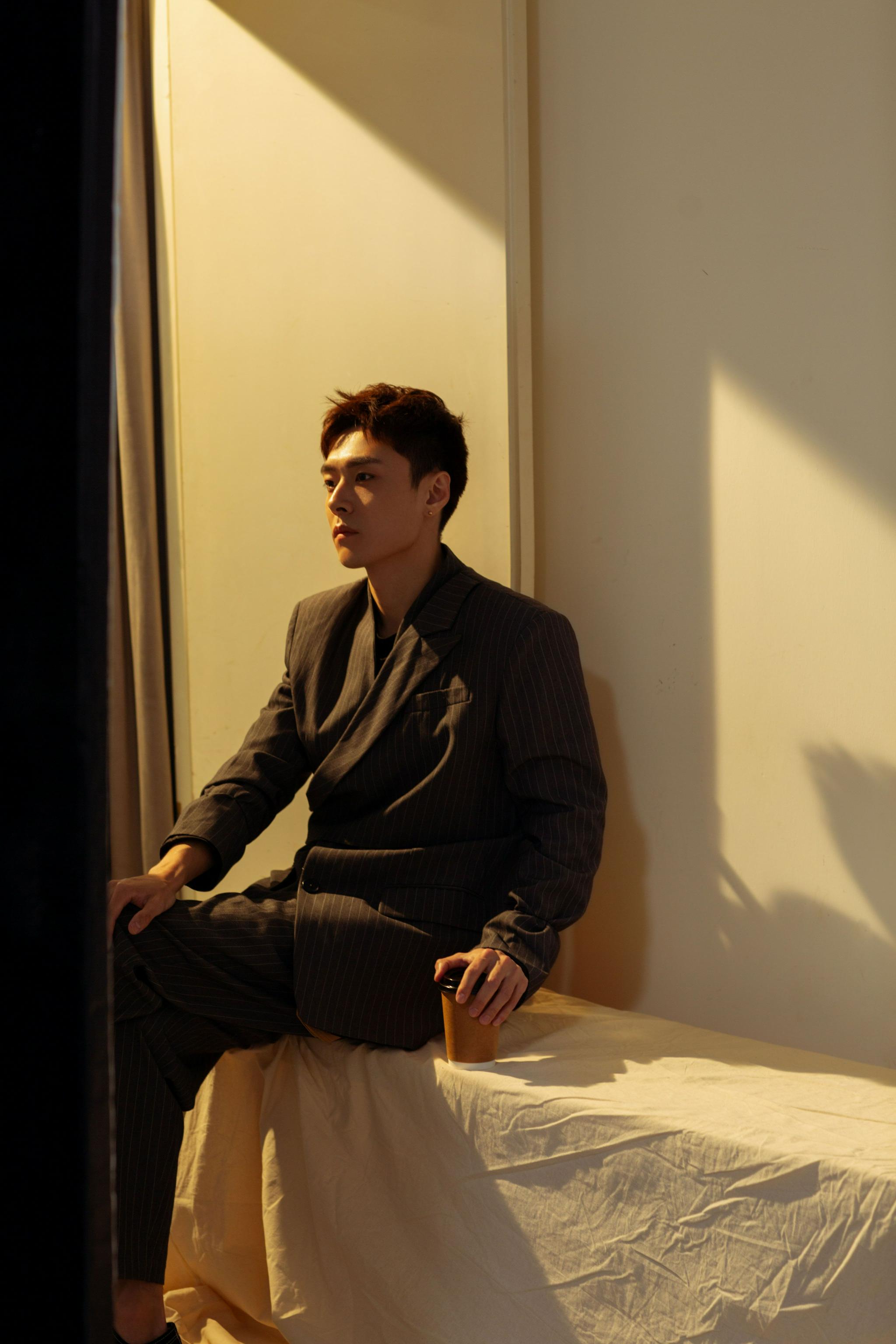 午后斜阳光影醉人匡牧野深灰色条纹西装写真释出