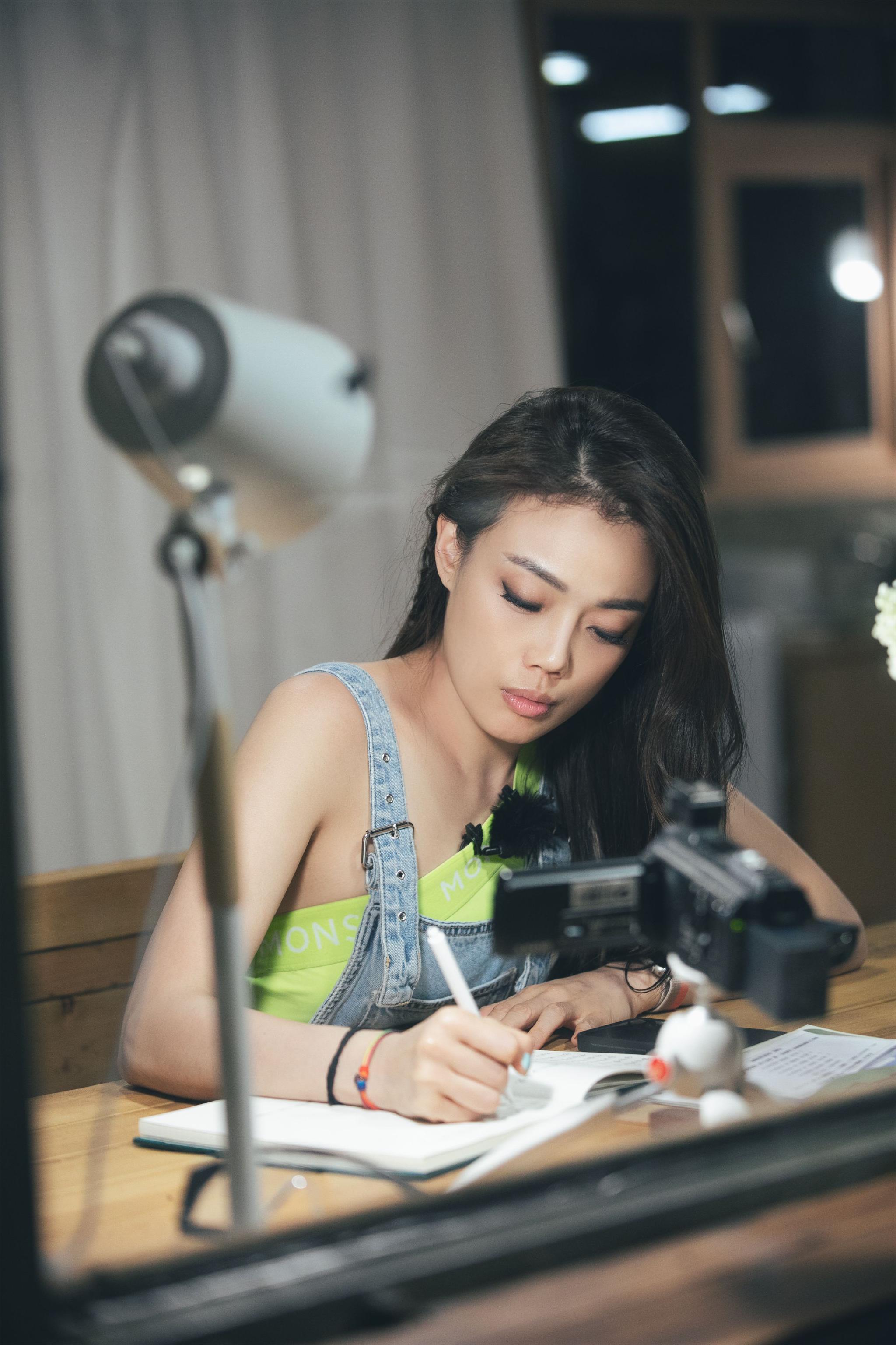 容祖儿牧野家族追猪引爆笑电台清唱满满治愈感