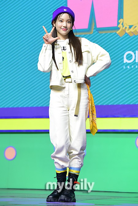 韩国女团weekly第三张迷你专辑《we play》发布会