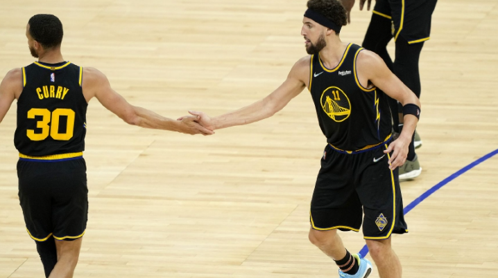 砸场子!勇士晋级总决赛,湖人球迷抢镜,高举标牌:2023年夺冠休闲区蓝鸢梦想 - Www.slyday.coM 砸场子!勇士晋级总决赛,湖人球迷抢镜,高举标牌:2023年夺冠休闲区蓝鸢梦想 - Www.slyday.coM