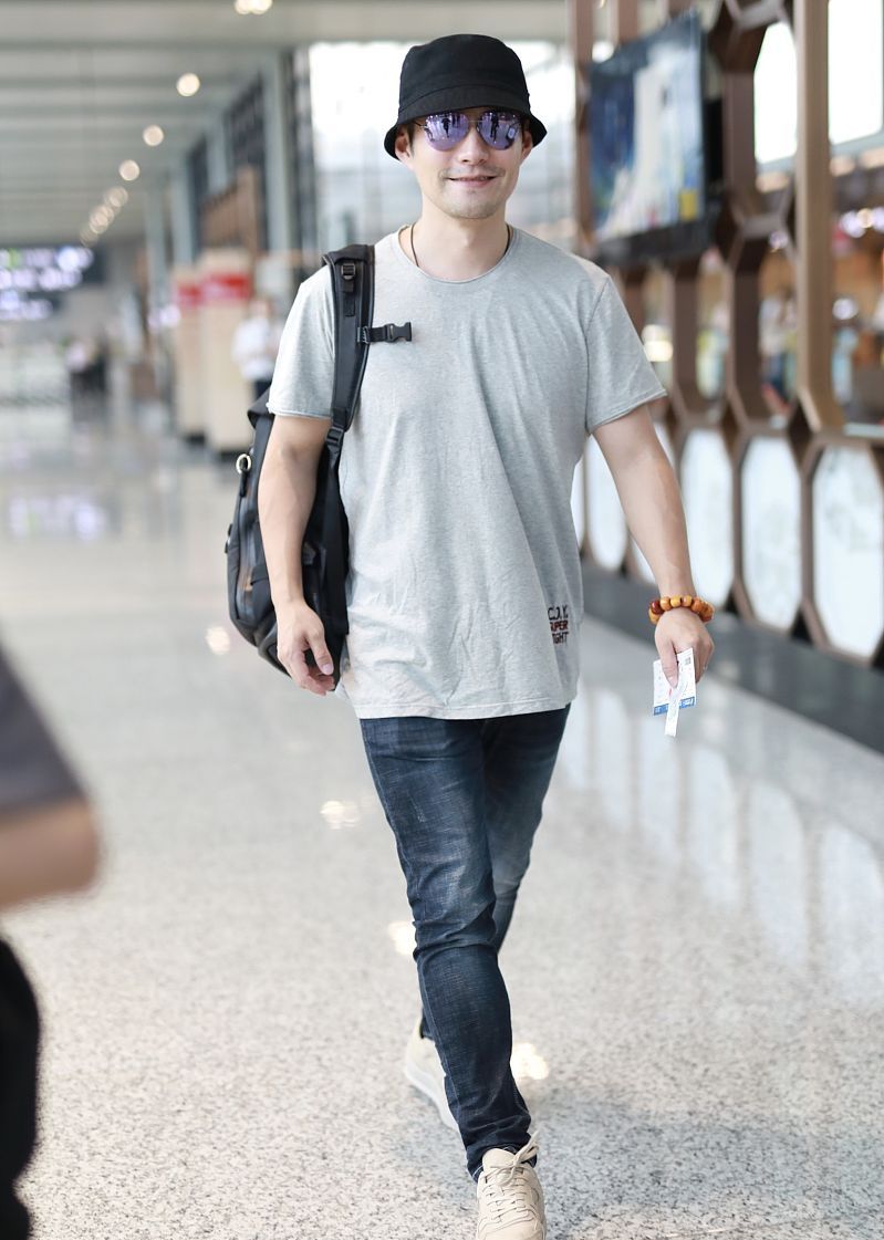 严屹宽街拍:t恤牛仔裤卡其色休闲鞋简约有范