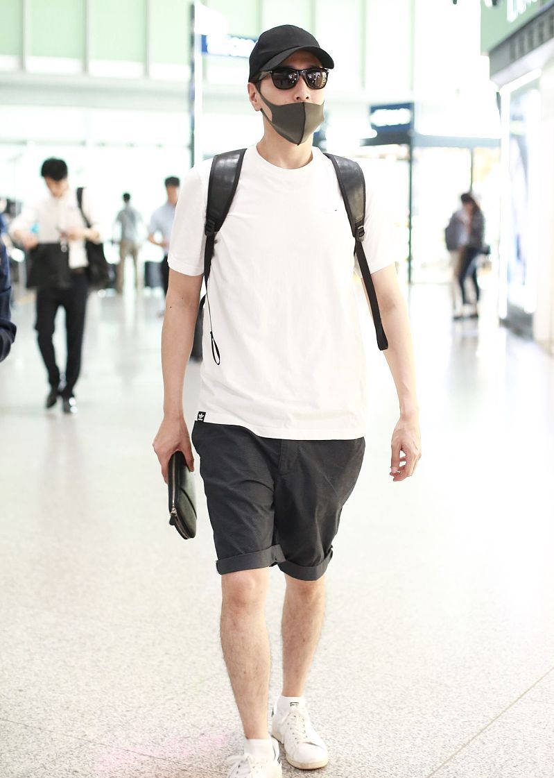 赵又廷街拍:adidas白t恤运动短裤小白鞋简约直男风