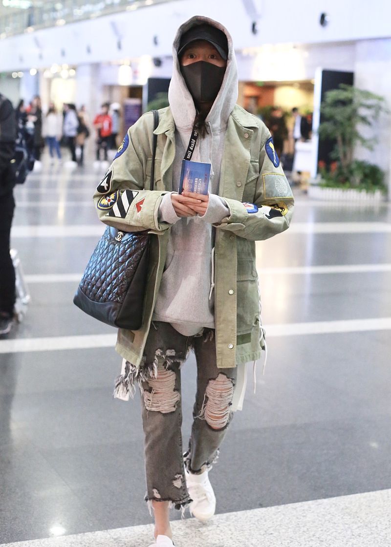 关晓彤街拍 薄荷绿工装夹克破洞牛仔裤chanel 31手袋清新休闲 关晓彤街拍 薄荷绿工装夹克破洞牛仔裤chanel 31手袋清新休闲