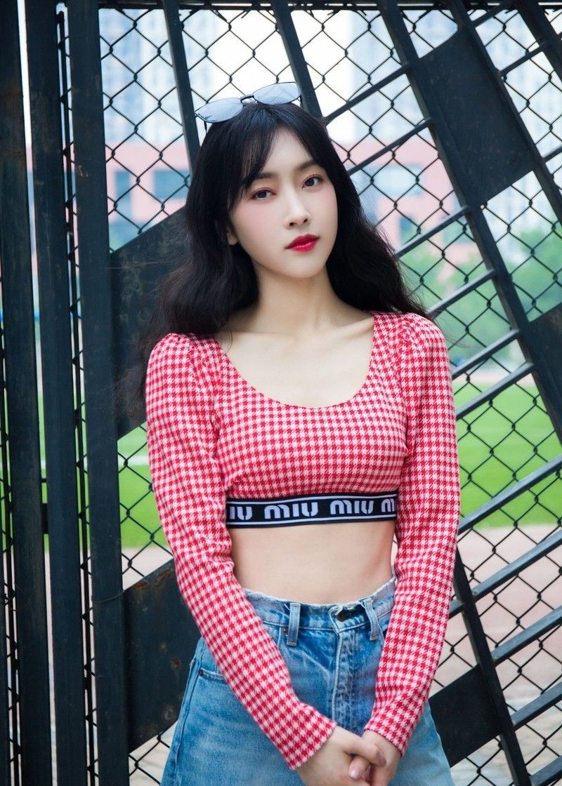 宣璐miu miu格纹短上衣 直筒牛仔裤,打造时髦女团风