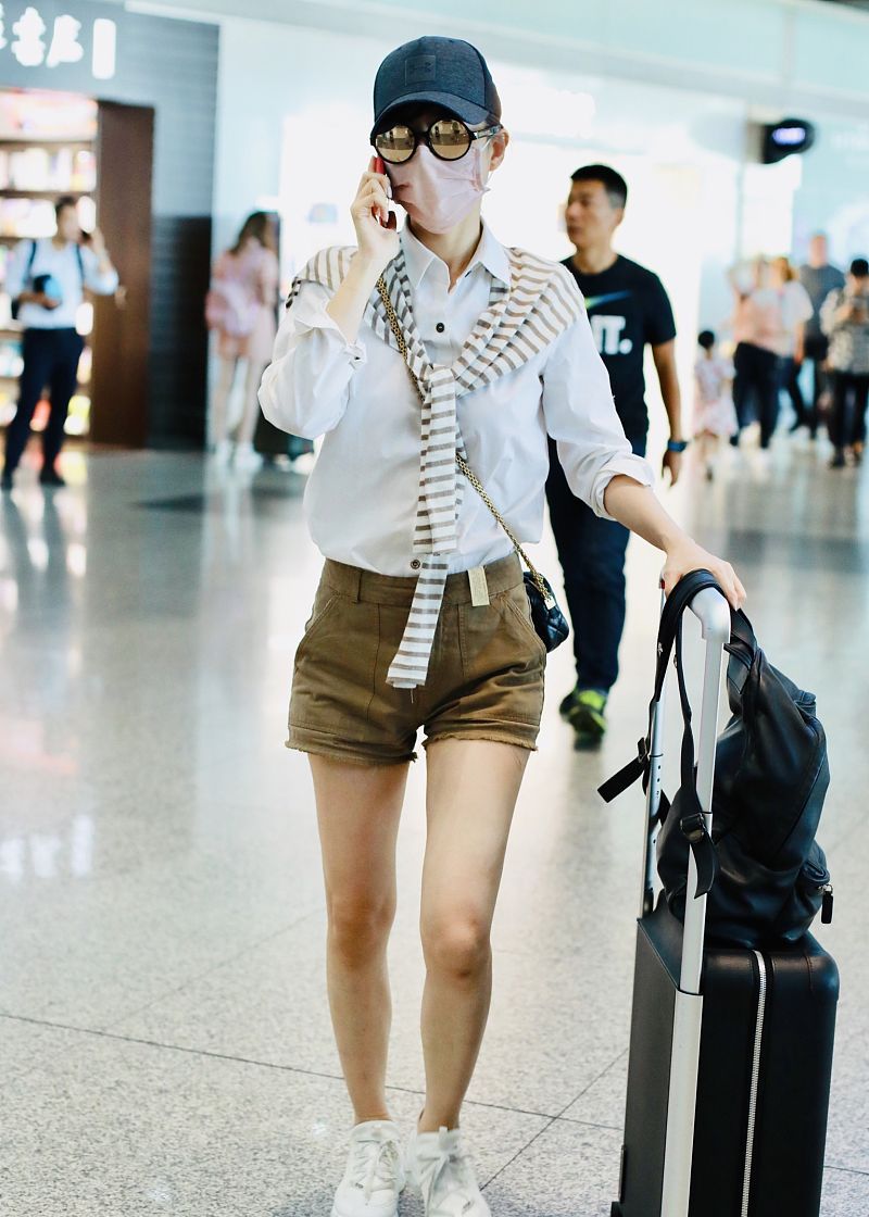 张静初街拍:白衬衫工装短裤dior运动鞋 肩系衣服文艺清爽