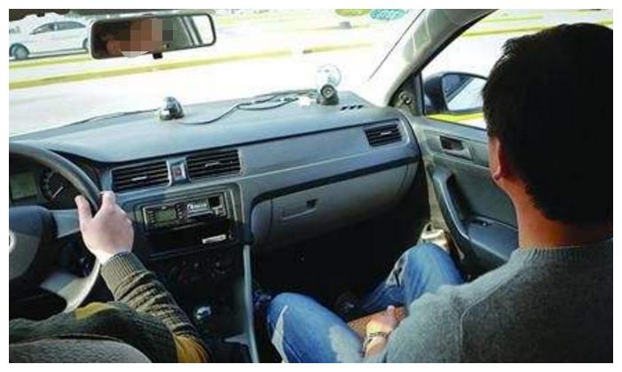 教练车那么安全,为什么私家车不在副驾安刹车,教练:想的太简单