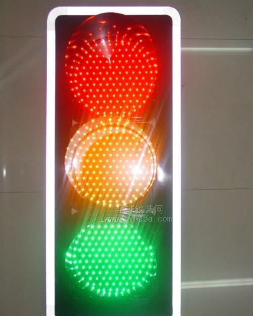 人生的十字路口 都会亮起三盏灯 不论你快乐还是痛苦 不论你生在寂寞