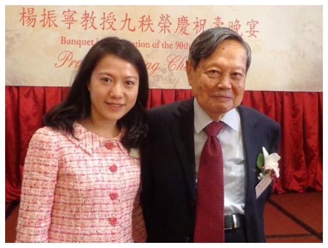 98岁杨振宁近况罕曝光!现身讲座精神矍铄,思维敏捷让众人惊叹