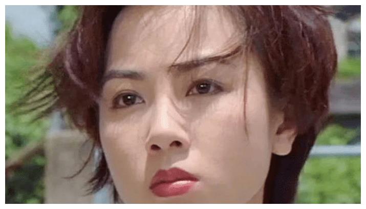 曾是玉女掌门人, 15岁获黄百鸣青睐, 遭刘銮雄抛弃后皈依佛门