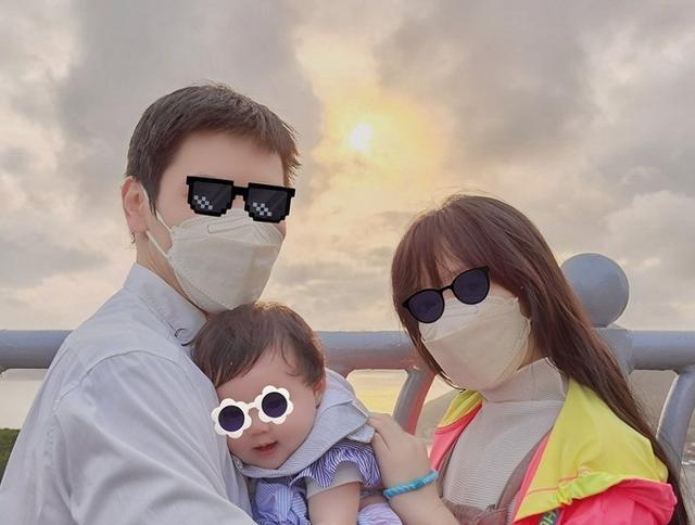 向佐罕见公开全家福,郭碧婷状态成焦点,手抱女儿动作娴熟休闲区蓝鸢梦想 - Www.slyday.coM 向佐罕见公开全家福,郭碧婷状态成焦点,手抱女儿动作娴熟休闲区蓝鸢梦想 - Www.slyday.coM