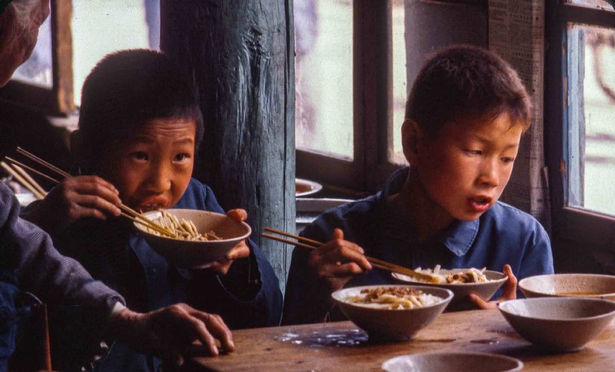 上新:八十年代老照片图集,吵架,吃饭,谈恋爱,拉麦子,赶马车