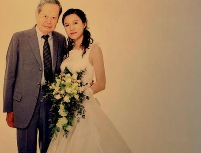 杨振宁与翁帆再度同框妻子双腿浮肿显憔悴近百岁杨振宁依旧好
