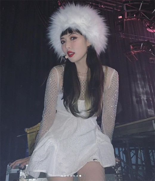 泫雅发布近照吸引粉丝关注 水钻泪痣妆惹眼