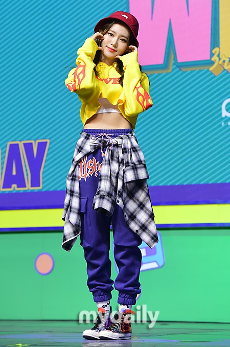 韩国女团weekly第三张迷你专辑《we play》发布会