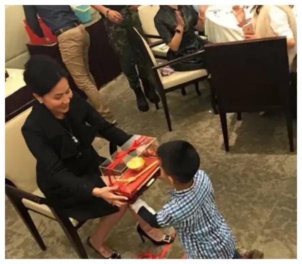 55岁的刘嘉玲59岁的梁朝伟两人有了一双儿女儿子13岁女