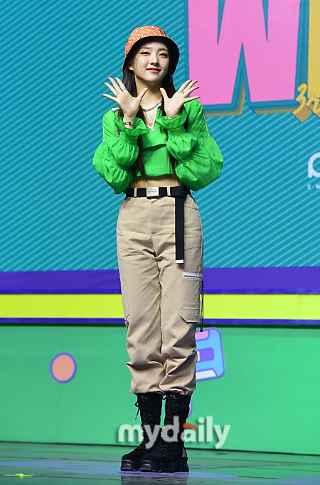 韩国女团weekly第三张迷你专辑《we play》发布会