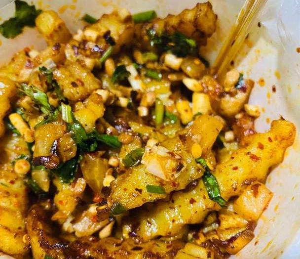 不过在贵州最受欢迎的就是炸土豆,土豆炸至金黄,外焦里嫩,再经过特质