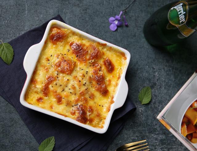 用奶酪直接烘烤的南瓜,奶香味十足,调味只有简单的盐和黑胡椒,非常