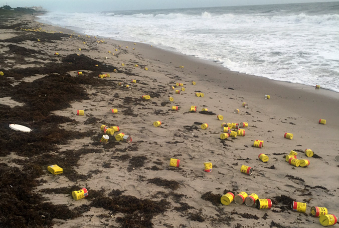 一夜之间小黄瓶洒满海滩,当地居民天没亮就去捡瓶子