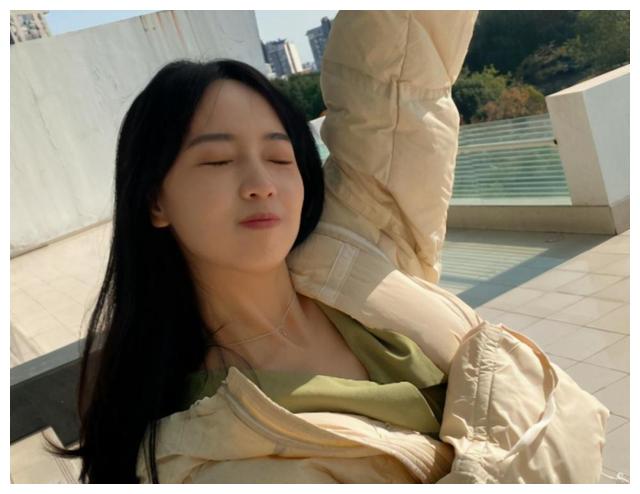 秦牛正威近照长发披肩气质温柔可人吴亦凡绯闻女友真的假的