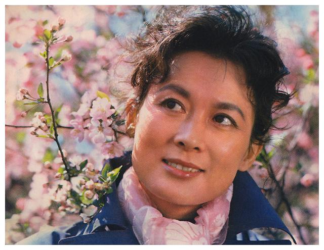向梅气质优雅大美女曾与王晓棠争角色80年代银屏大谈姐弟