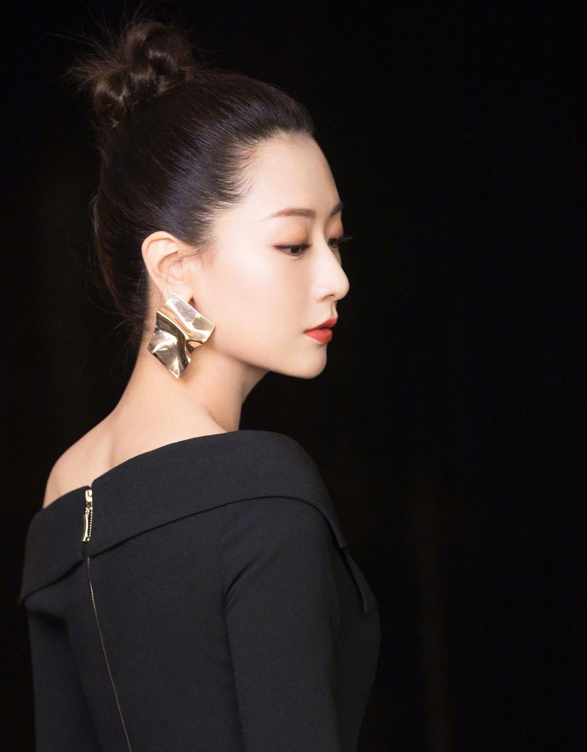 在搭配上却很不一样,黑色连衣裙加上一点腰线的设计,还有就是丸子头和