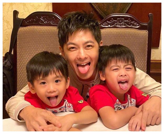 双胞胎吹灭蜡烛.兄弟二人同款画面温馨.双子星穿同款格子衫庆生.