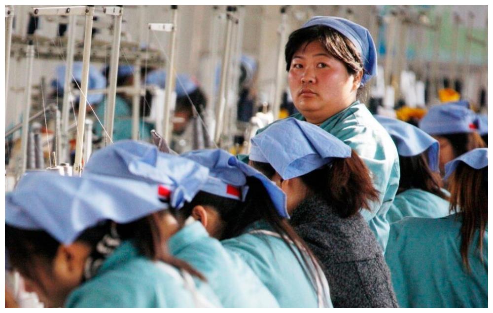 工厂包吃包住招工难,年轻人为何甘愿送外卖也不愿进厂?休闲区蓝鸢梦想 - Www.slyday.coM 工厂包吃包住招工难,年轻人为何甘愿送外卖也不愿进厂?休闲区蓝鸢梦想 - Www.slyday.coM