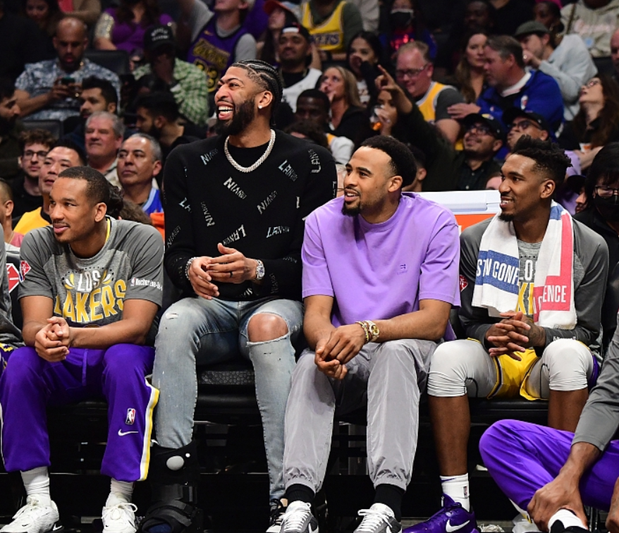 湖人遭遇嘲讽！詹姆斯扭头就走，沃格尔赛后发声，威少直言不讳休闲区蓝鸢梦想 - Www.slyday.coM