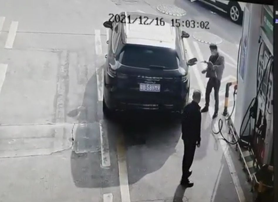 故意纵火？深圳一卡宴加油时被男子点燃油枪，员工15秒将火扑灭休闲区蓝鸢梦想 - Www.slyday.coM