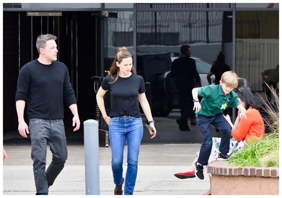 48岁本·阿弗莱克和前妻甜蜜约会!影迷催促12年神仙眷侣快复合