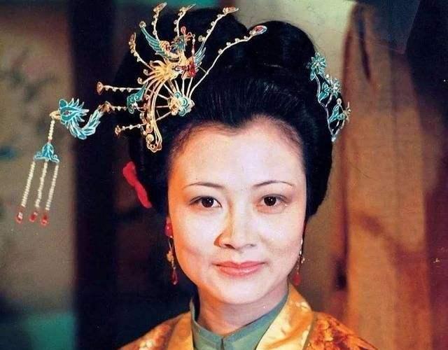 红楼梦中这一细节暗示了尤氏不管尤二姐的真正原因